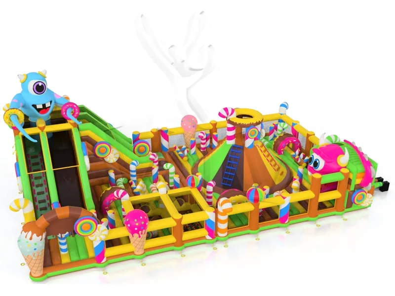 Parco giochi gonfiabile Micro Mostri: parco recintato a tema dolci con scivolo a due corsie, vulcano da arrampicata al centro e due figure di mostri